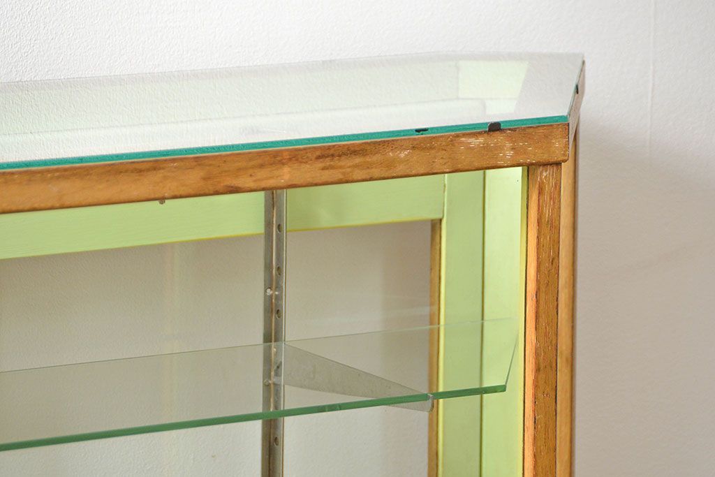 レトロ家具　昭和レトロ 珍しいデザイン、六角型の薄型ガラスケース(ショーケース、飾り棚、陳列棚)