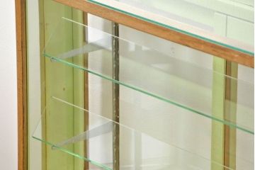 レトロ家具　昭和レトロ 珍しいデザイン、六角型の薄型ガラスケース(ショーケース、飾り棚、陳列棚)