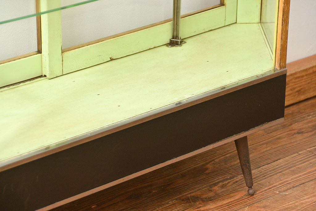 レトロ家具　昭和レトロ 珍しいデザイン、六角型の薄型ガラスケース(ショーケース、飾り棚、陳列棚)