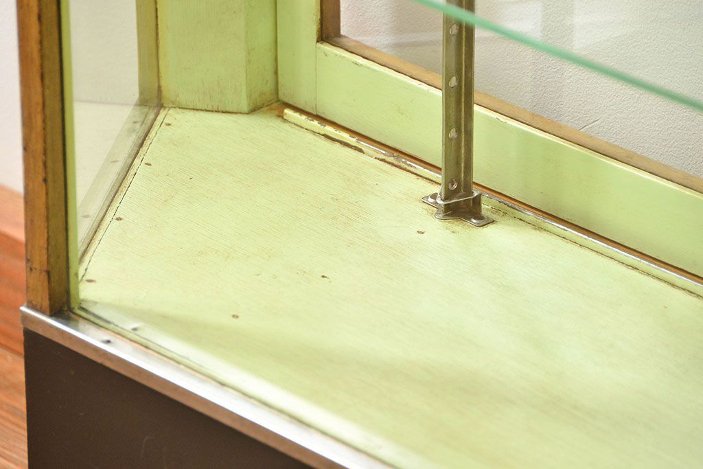 レトロ家具　昭和レトロ 珍しいデザイン、六角型の薄型ガラスケース(ショーケース、飾り棚、陳列棚)