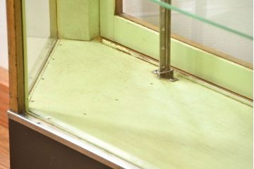 レトロ家具　昭和レトロ 珍しいデザイン、六角型の薄型ガラスケース(ショーケース、飾り棚、陳列棚)