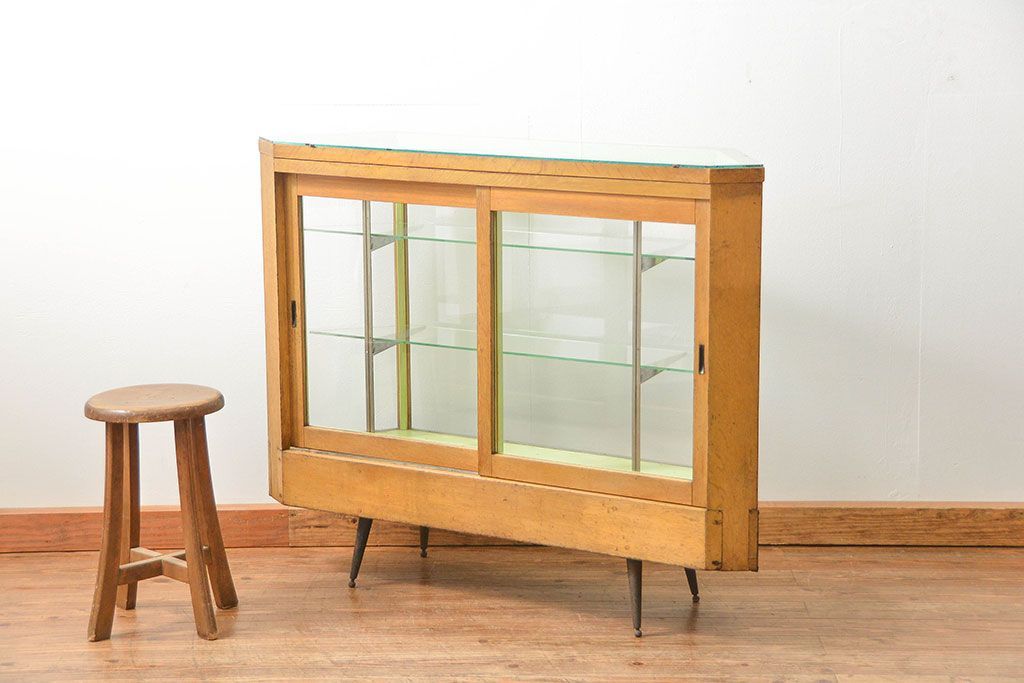 レトロ家具　昭和レトロ 珍しいデザイン、六角型の薄型ガラスケース(ショーケース、飾り棚、陳列棚)