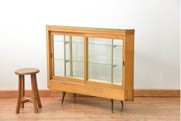 レトロ家具　昭和レトロ 珍しいデザイン、六角型の薄型ガラスケース(ショーケース、飾り棚、陳列棚)