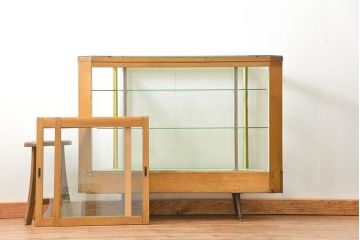 レトロ家具　昭和レトロ 珍しいデザイン、六角型の薄型ガラスケース(ショーケース、飾り棚、陳列棚)