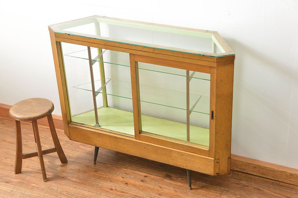 レトロ家具　昭和レトロ 珍しいデザイン、六角型の薄型ガラスケース(ショーケース、飾り棚、陳列棚)