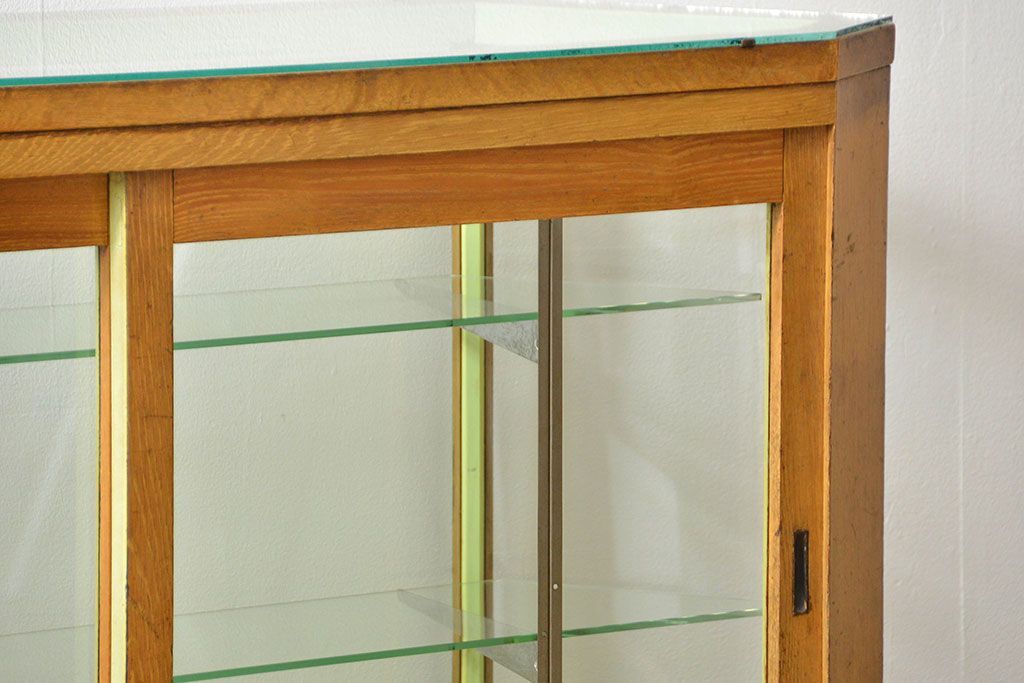 レトロ家具　昭和レトロ 珍しいデザイン、六角型の薄型ガラスケース(ショーケース、飾り棚、陳列棚)