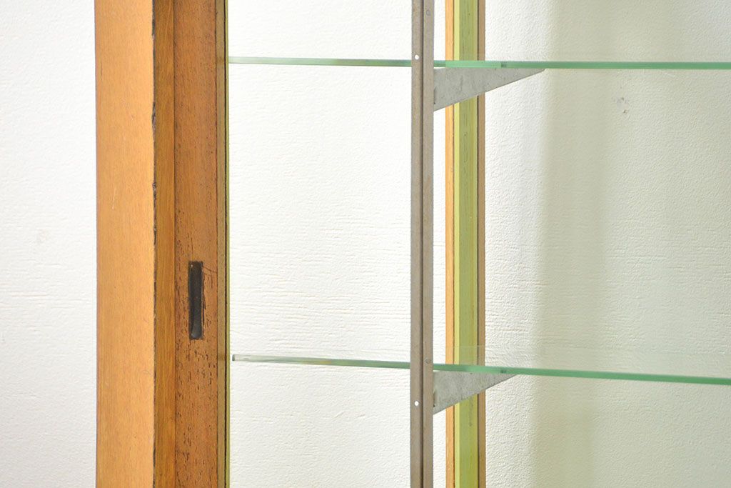 レトロ家具　昭和レトロ 珍しいデザイン、六角型の薄型ガラスケース(ショーケース、飾り棚、陳列棚)