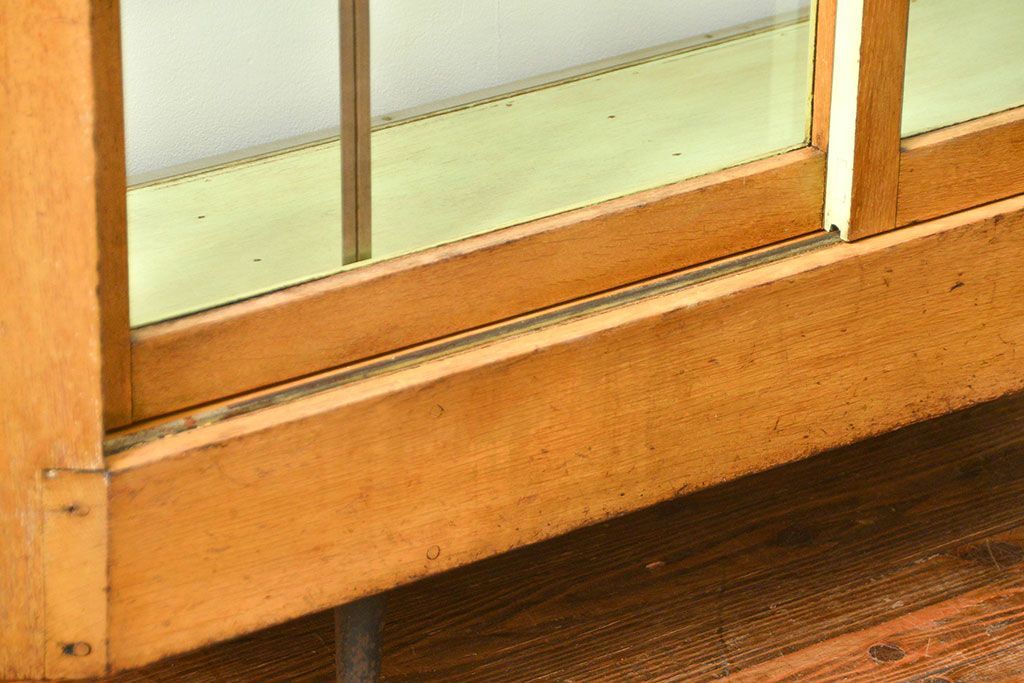 レトロ家具　昭和レトロ 珍しいデザイン、六角型の薄型ガラスケース(ショーケース、飾り棚、陳列棚)