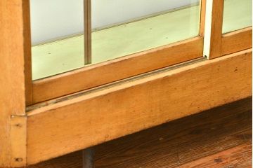 レトロ家具　昭和レトロ 珍しいデザイン、六角型の薄型ガラスケース(ショーケース、飾り棚、陳列棚)