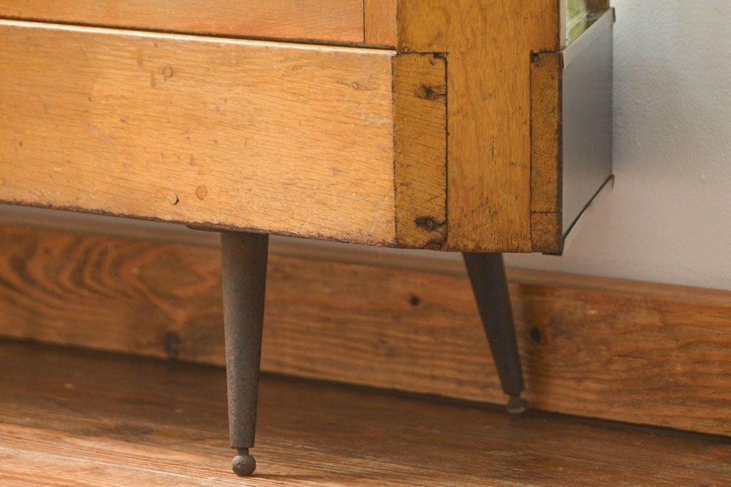 レトロ家具　昭和レトロ 珍しいデザイン、六角型の薄型ガラスケース(ショーケース、飾り棚、陳列棚)