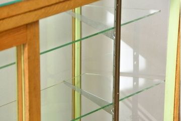 レトロ家具　昭和レトロ 珍しいデザイン、六角型の薄型ガラスケース(ショーケース、飾り棚、陳列棚)