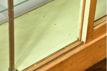 レトロ家具　昭和レトロ 珍しいデザイン、六角型の薄型ガラスケース(ショーケース、飾り棚、陳列棚)