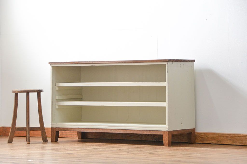 アンティーク家具　アンティークペイント　シンプルでナチュラルな脚付きローボード(TVボード、テレビ、ボード)