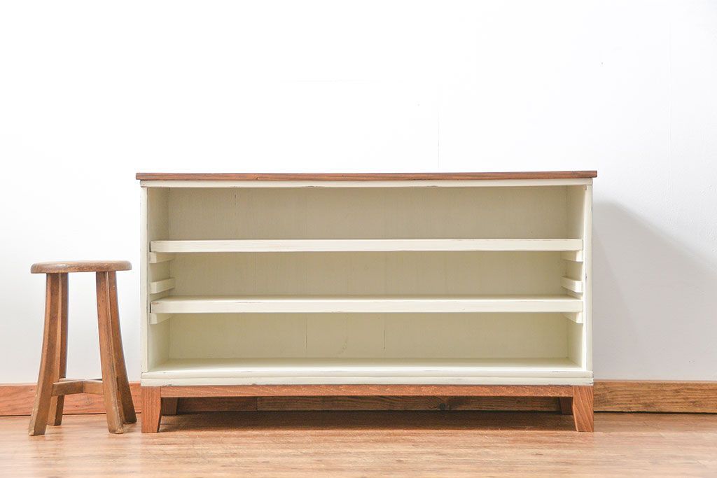 アンティーク家具　アンティークペイント　シンプルでナチュラルな脚付きローボード(TVボード、テレビ、ボード)