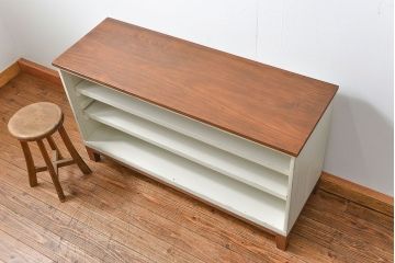 アンティーク家具　アンティークペイント　シンプルでナチュラルな脚付きローボード(TVボード、テレビ、ボード)