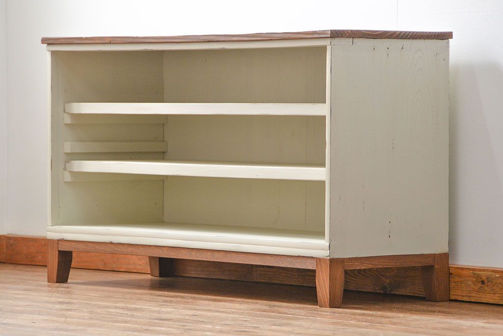 アンティーク家具　アンティークペイント　シンプルでナチュラルな脚付きローボード(TVボード、テレビ、ボード)