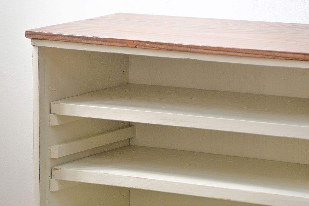 アンティーク家具　アンティークペイント　シンプルでナチュラルな脚付きローボード(TVボード、テレビ、ボード)