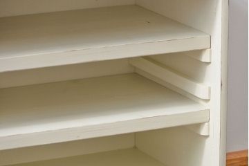 アンティーク家具　アンティークペイント　シンプルでナチュラルな脚付きローボード(TVボード、テレビ、ボード)