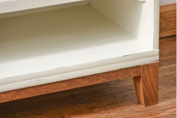 アンティーク家具　アンティークペイント　シンプルでナチュラルな脚付きローボード(TVボード、テレビ、ボード)