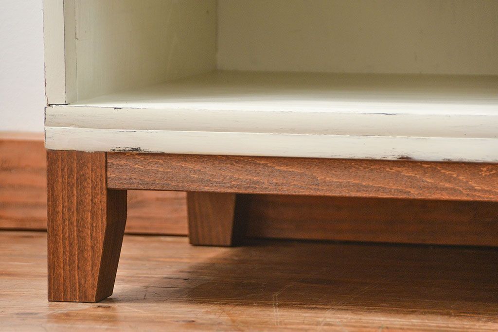 アンティーク家具　アンティークペイント　シンプルでナチュラルな脚付きローボード(TVボード、テレビ、ボード)