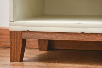 アンティーク家具　アンティークペイント　シンプルでナチュラルな脚付きローボード(TVボード、テレビ、ボード)