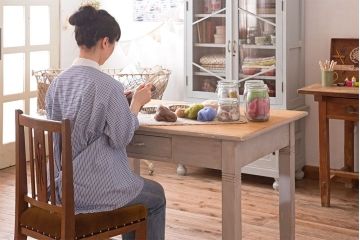 アンティーク家具　イギリスアンティーク　引き出し付き!小さなペイントダイニングテーブル(デスク)