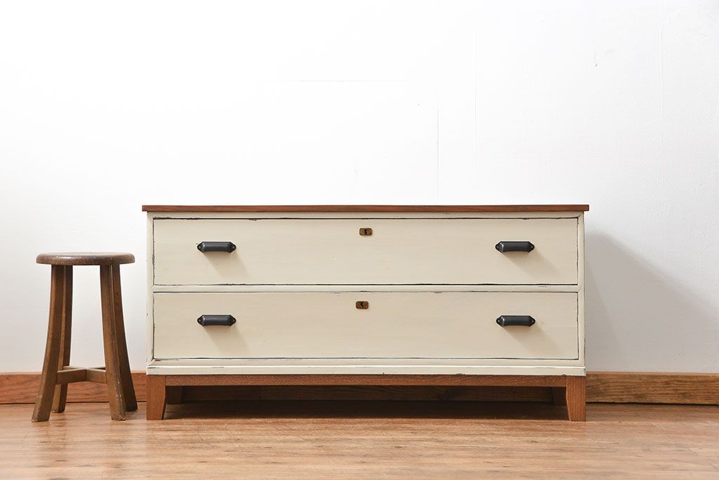 アンティーク家具　アンティークペイント　シンプルな脚付きローチェスト(ローボード)