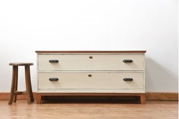 アンティーク家具　アンティークペイント　シンプルな脚付きローチェスト(ローボード)