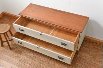 アンティーク家具　アンティークペイント　シンプルな脚付きローチェスト(ローボード)