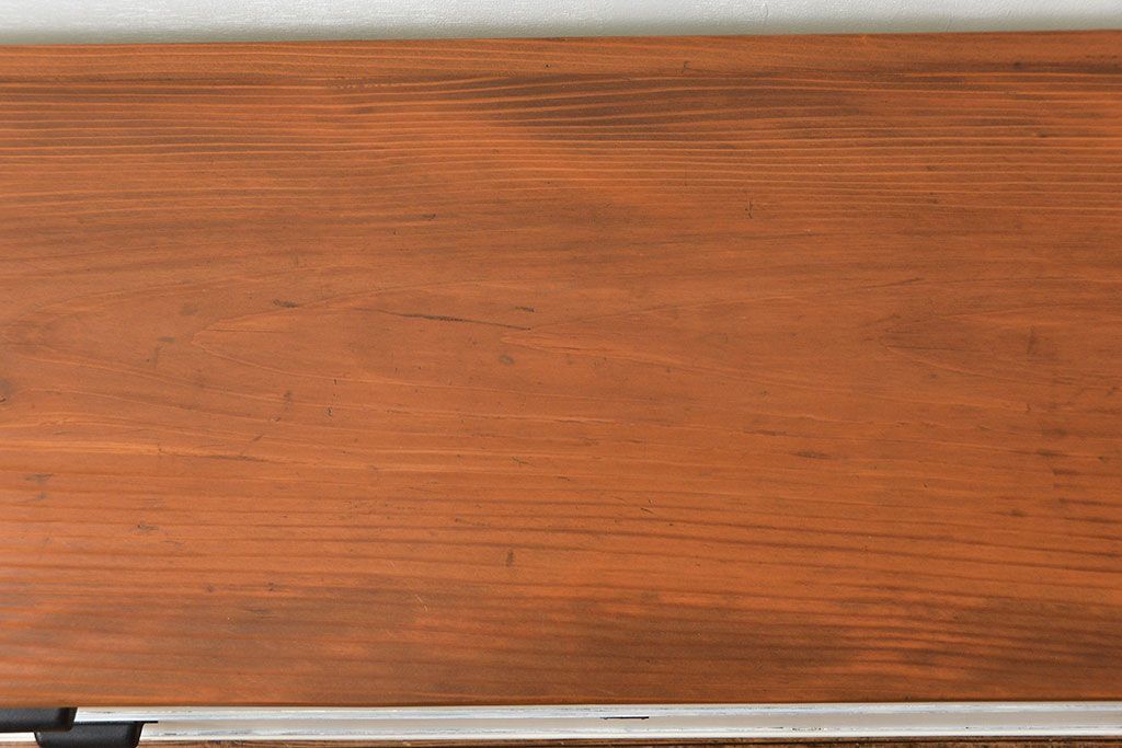 アンティーク家具　アンティークペイント　シンプルな脚付きローチェスト(ローボード)