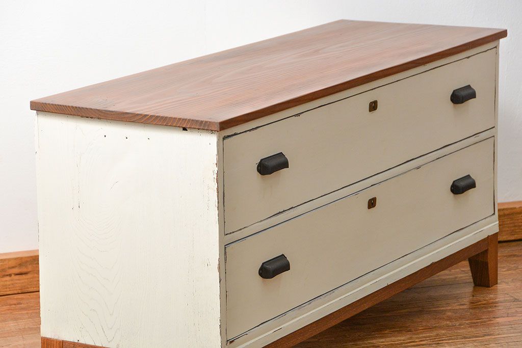 アンティーク家具　アンティークペイント　シンプルな脚付きローチェスト(ローボード)