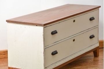 アンティーク家具　アンティークペイント　シンプルな脚付きローチェスト(ローボード)