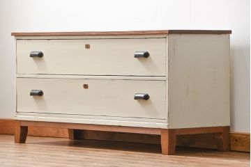 アンティーク家具　アンティークペイント　シンプルな脚付きローチェスト(ローボード)