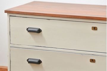 アンティーク家具　アンティークペイント　シンプルな脚付きローチェスト(ローボード)