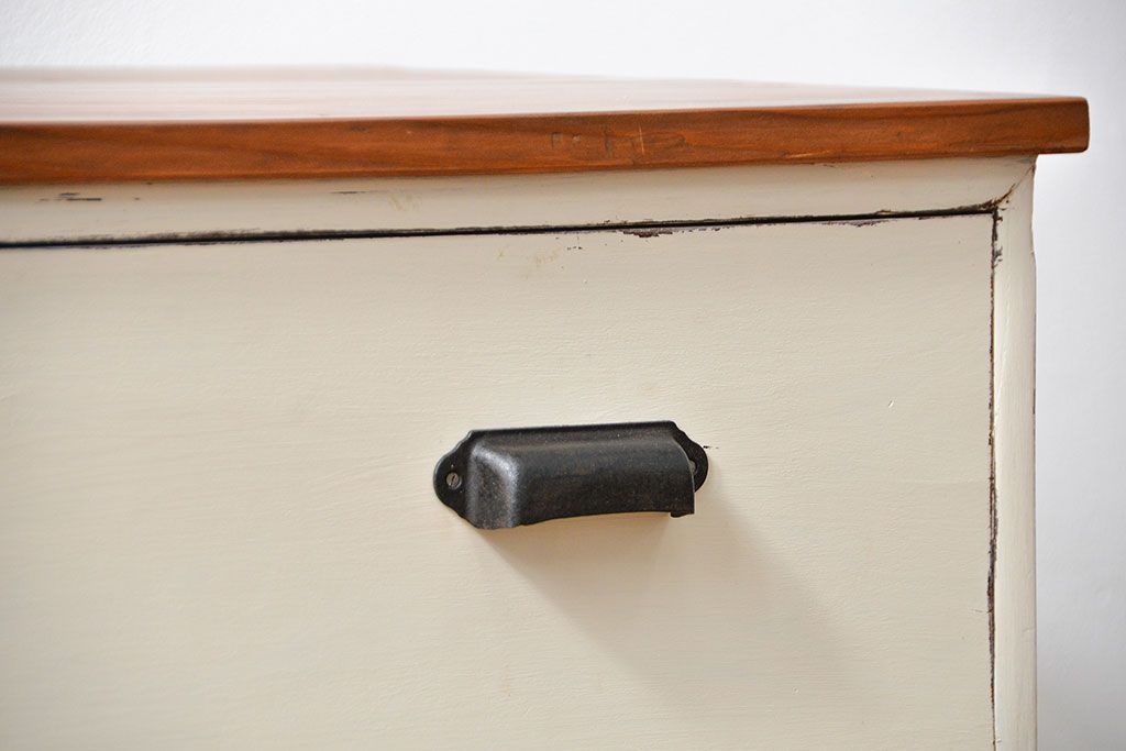 アンティーク家具　アンティークペイント　シンプルな脚付きローチェスト(ローボード)