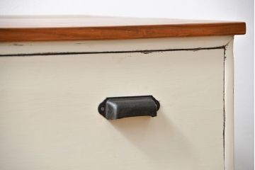 アンティーク家具　アンティークペイント　シンプルな脚付きローチェスト(ローボード)