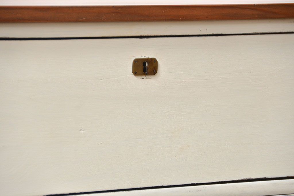 アンティーク家具　アンティークペイント　シンプルな脚付きローチェスト(ローボード)