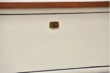 アンティーク家具　アンティークペイント　シンプルな脚付きローチェスト(ローボード)