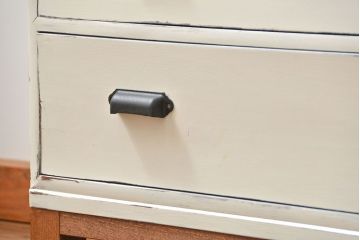 アンティーク家具　アンティークペイント　シンプルな脚付きローチェスト(ローボード)