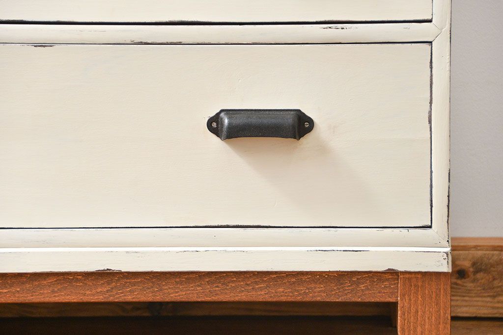 アンティーク家具　アンティークペイント　シンプルな脚付きローチェスト(ローボード)