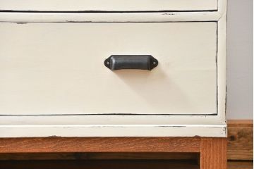 アンティーク家具　アンティークペイント　シンプルな脚付きローチェスト(ローボード)