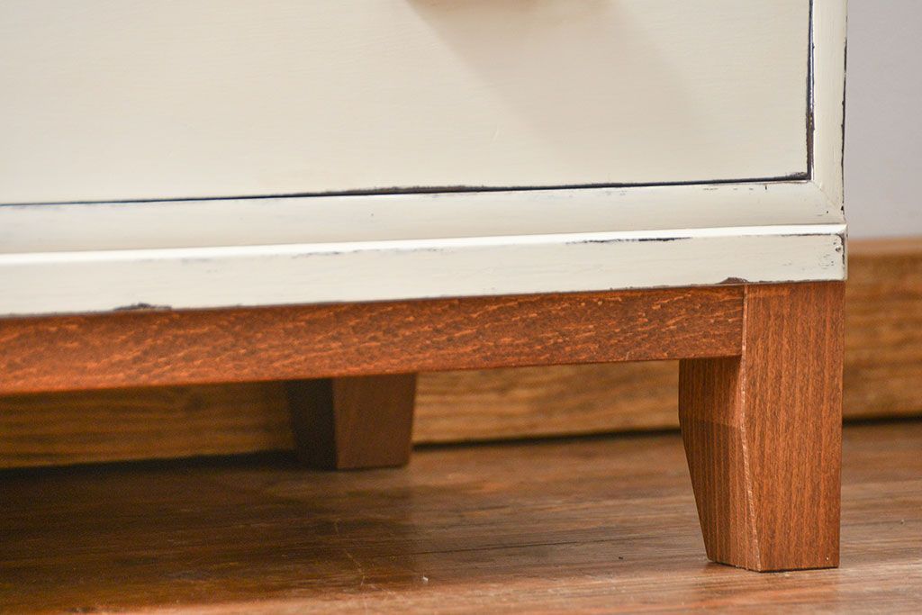 アンティーク家具　アンティークペイント　シンプルな脚付きローチェスト(ローボード)