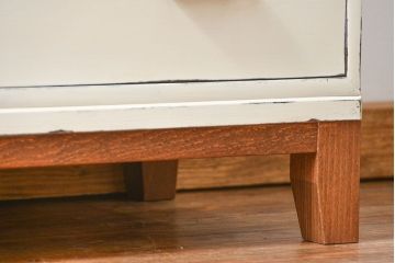 アンティーク家具　アンティークペイント　シンプルな脚付きローチェスト(ローボード)