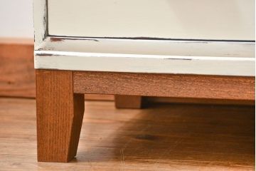 アンティーク家具　アンティークペイント　シンプルな脚付きローチェスト(ローボード)