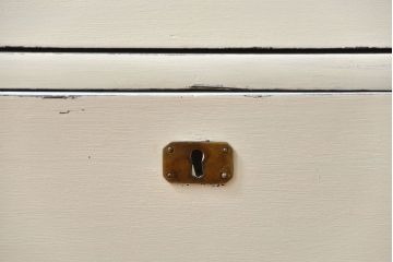 アンティーク家具　アンティークペイント　シンプルな脚付きローチェスト(ローボード)