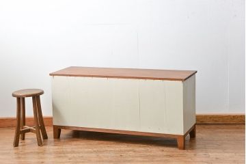アンティーク家具　アンティークペイント　シンプルな脚付きローチェスト(ローボード)