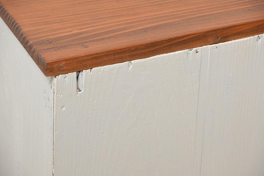 アンティーク家具　アンティークペイント　シンプルな脚付きローチェスト(ローボード)