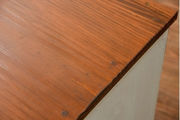 アンティーク家具　アンティークペイント　シンプルな脚付きローチェスト(ローボード)