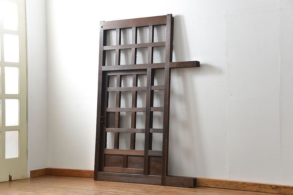 古民具・骨董 味のあるヒノキ材のくぐり戸(蔵戸、潜り戸、玄関戸)