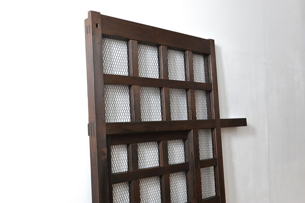 古民具・骨董 味のあるヒノキ材のくぐり戸(蔵戸、潜り戸、玄関戸)